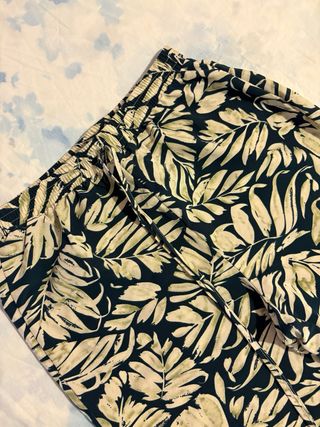 Pantaloni estivi a stampa foglie