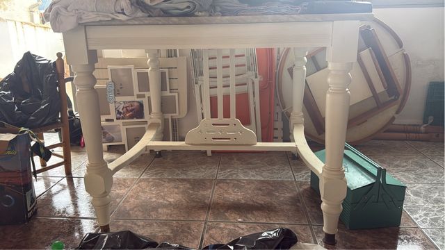 Mesa de mármol y madera tallada- blanca