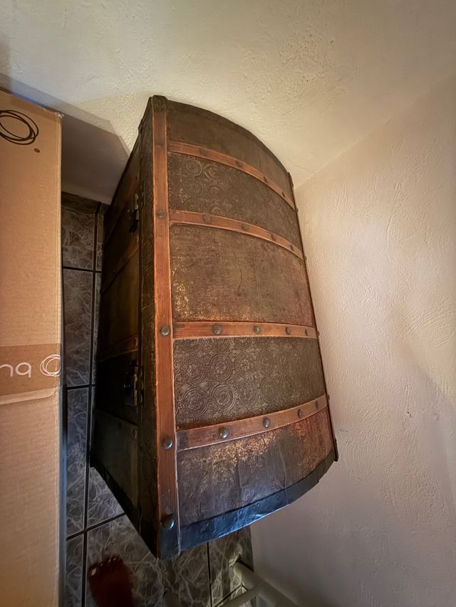 Baúl antiguo de madera en perfecto estado