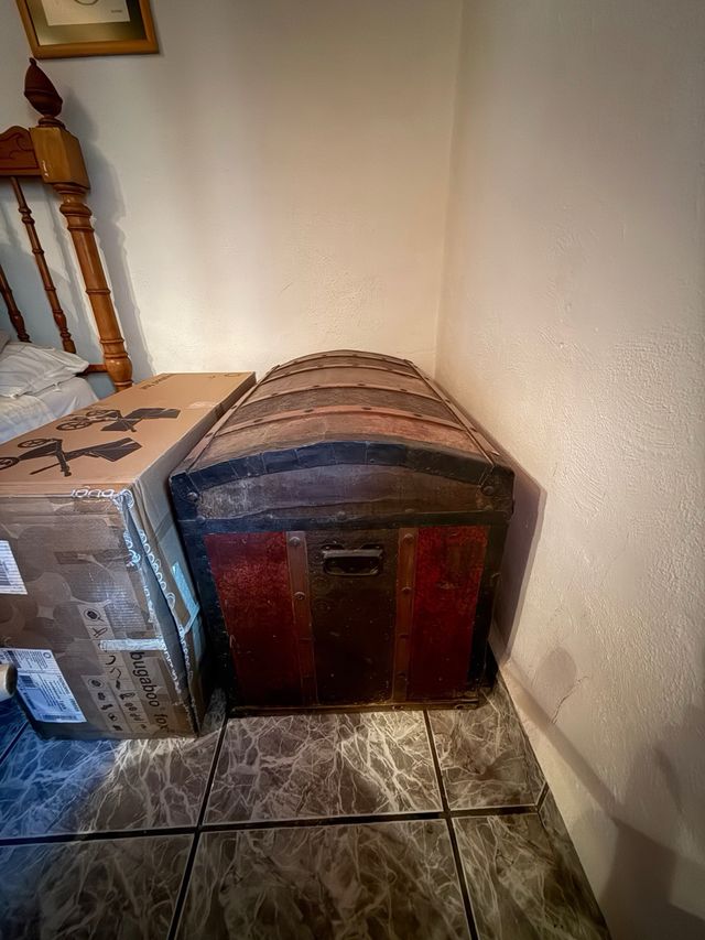 Baúl antiguo de madera en perfecto estado
