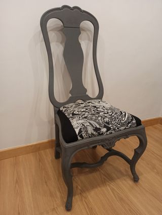 Silla gris restaurada estilo antiguo