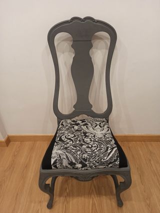 Silla gris restaurada estilo antiguo