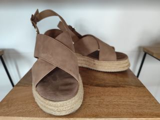 Sandalias Refresh planas color topo. Número 38.
