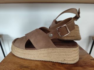 Sandalias Refresh planas color topo. Número 38.
