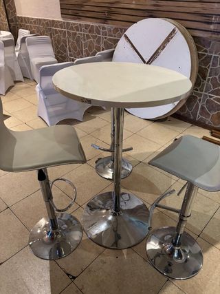 Mesa alta + 3 sillas altas