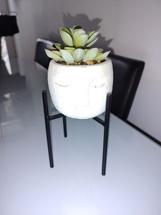 Maceta cara con planta artificial