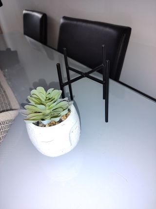 Maceta cara con planta artificial