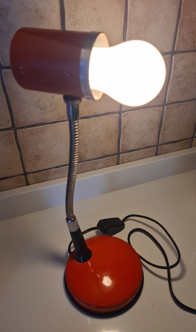 Lampada da tavolo rossa vintage