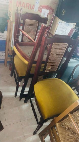 4 Sillas Mazizas rojas + 3 sillas acolchadas