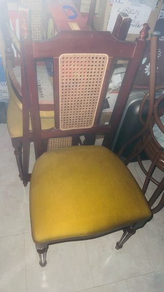 4 Sillas Mazizas rojas + 3 sillas acolchadas