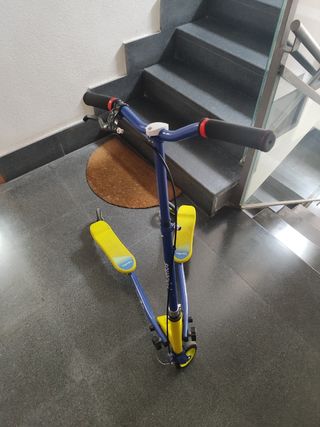 Patinete Y azul y amarillo