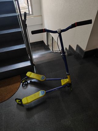 Patinete Y azul y amarillo