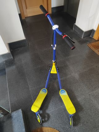 Patinete Y azul y amarillo