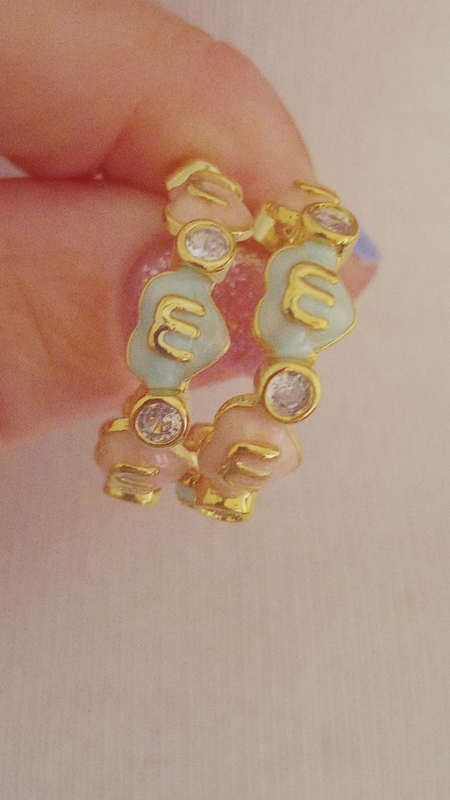 Pendientes dorados iniciales lujo