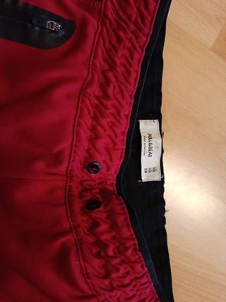 Pantalón chándal Pull & Bear rojo Talla M 14 años