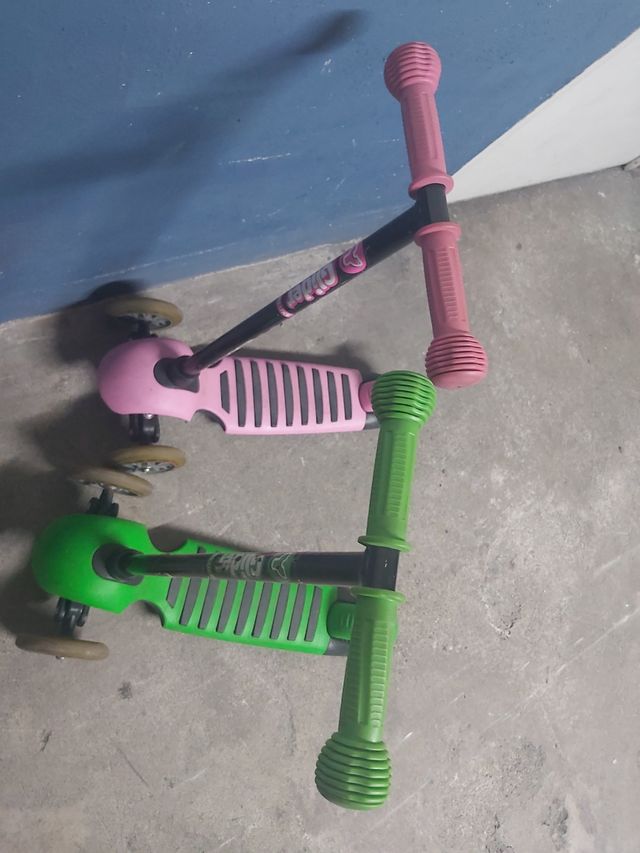 2 Patinetes infantiles, rosa y verde