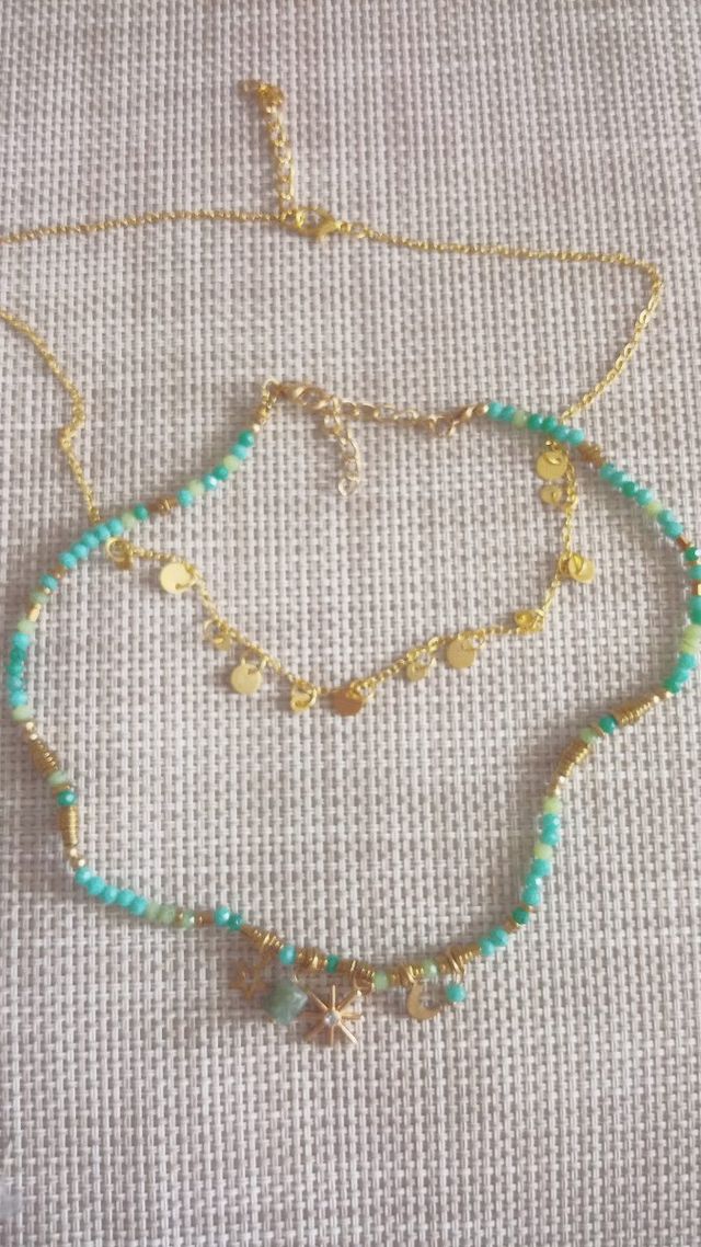 Collares dorados y turquesas