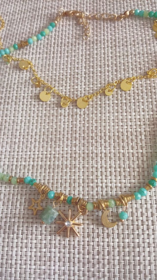 Collares dorados y turquesas