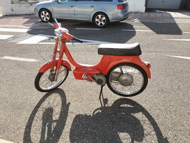 Vespino clásico rojo