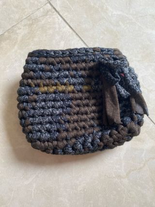 Pochette uncinetto blu e marrone