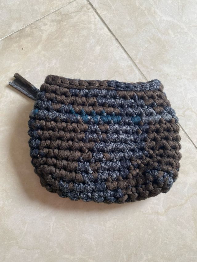 Pochette uncinetto blu e marrone
