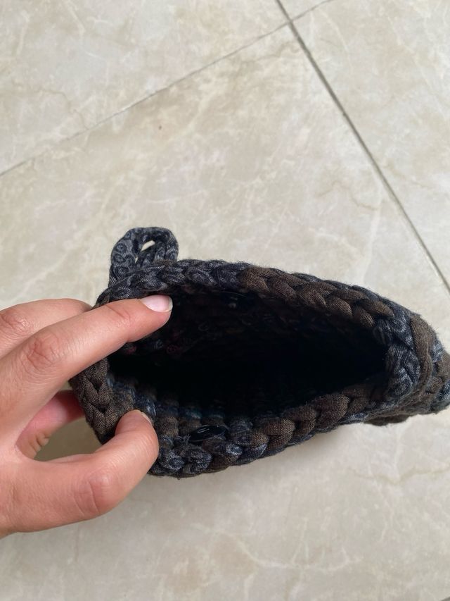 Pochette uncinetto blu e marrone