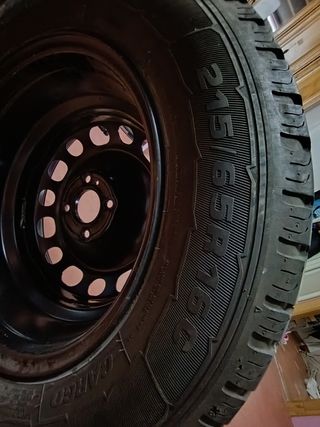 Neumático 215/65R16 Goodyear llanta 4 tornillos 