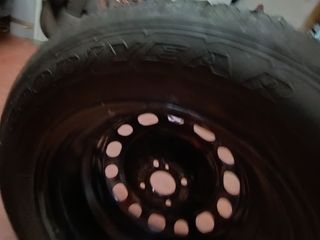 Neumático 215/65R16 Goodyear llanta 4 tornillos 