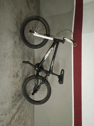 Bicicleta BMX negra