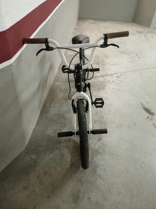 Bicicleta BMX negra