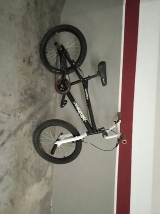 Bicicleta BMX negra