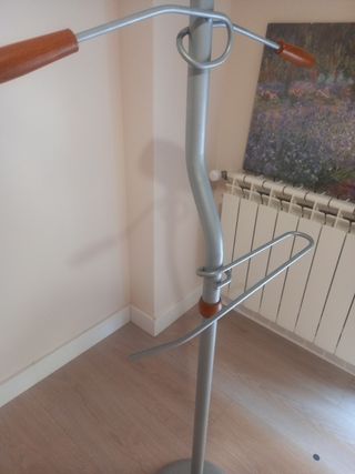 Perchero metálico plateado