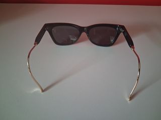 Gafas sol negras doradas