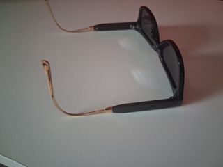 Gafas sol negras doradas