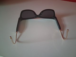 Gafas sol negras doradas