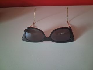 Gafas sol negras doradas