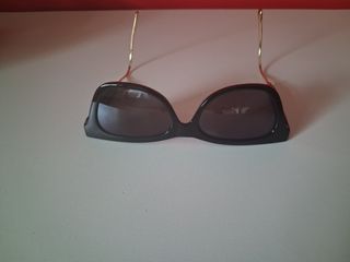 Gafas sol negras doradas
