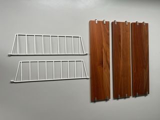 Estantería String Pocket blanca y madera oscura