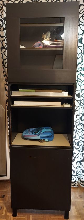 Mueble negro de madera