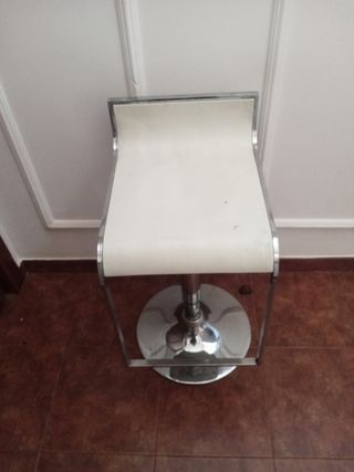 Taburete blanco y plateado