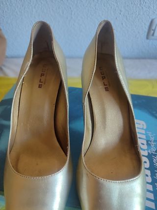 Zapatos marca Cuplé dorados 38