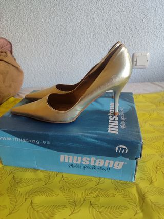 Zapatos marca Cuplé dorados 38