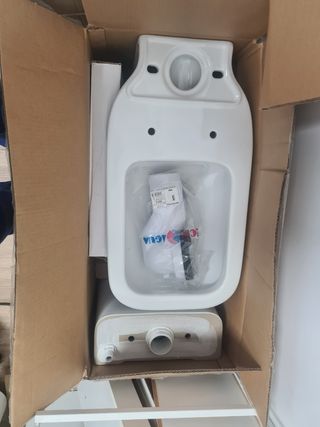 Inodoro nuevo. En su caja original, no se ha sacad