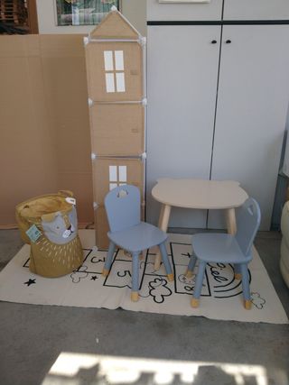 Cameretta bimbi: mobile, tavolo e sedie, tappeto,