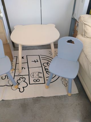 Cameretta bimbi: mobile, tavolo e sedie, tappeto,