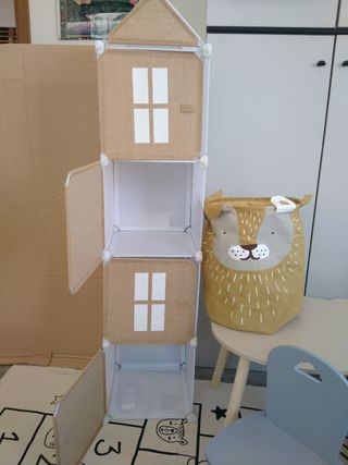 Cameretta bimbi: mobile, tavolo e sedie, tappeto,