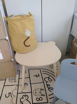 Cameretta bimbi: mobile, tavolo e sedie, tappeto,