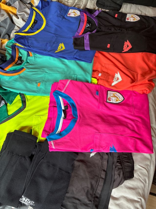 T-shirts de árbitro - 7 unidades + 1 calça e 2 meias