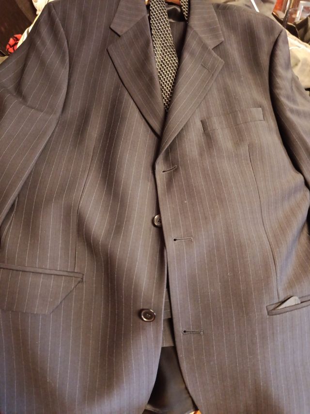 Traje pinstripe gris oscuro