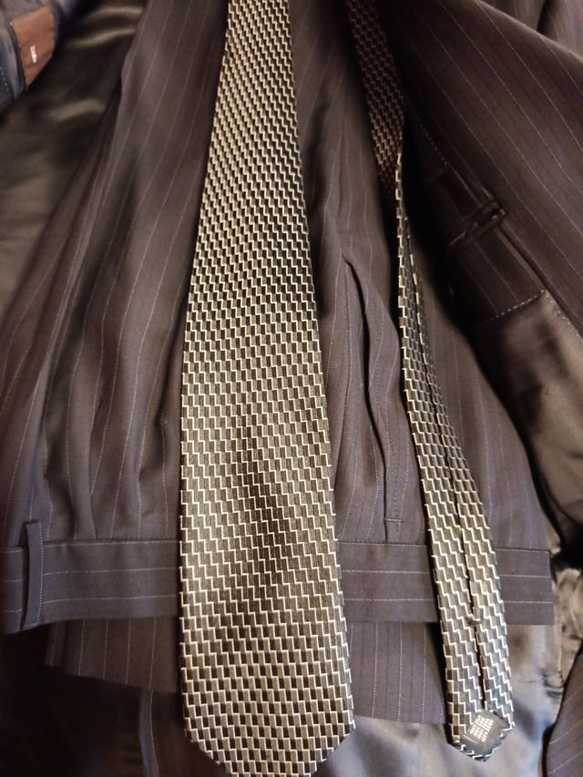 Traje pinstripe gris oscuro